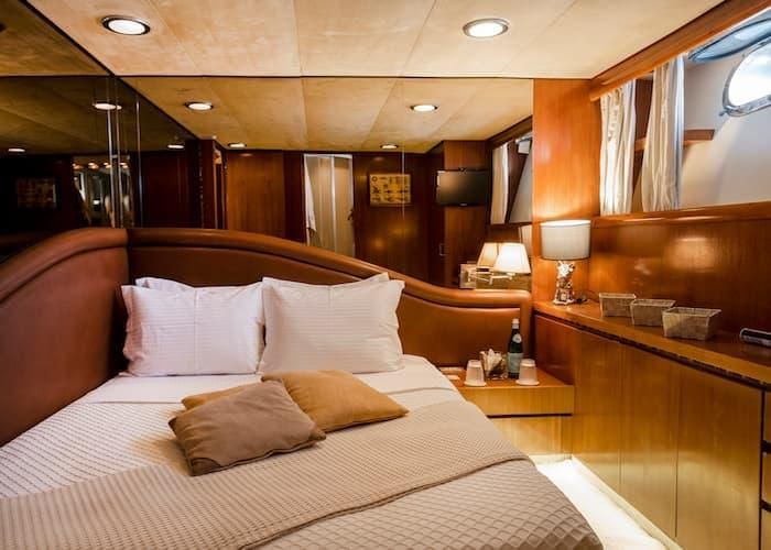 Cyclades yacht cabin, Athens yacht charter accommodation